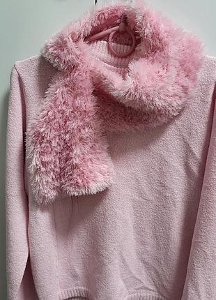 Розовый свитерик с меховым воротничком и красивой брошью.