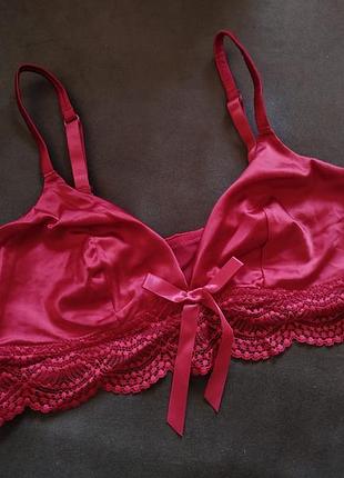 Бюст малинового цвета