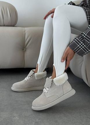 В наявності замшеві світлі черевики хайтопи