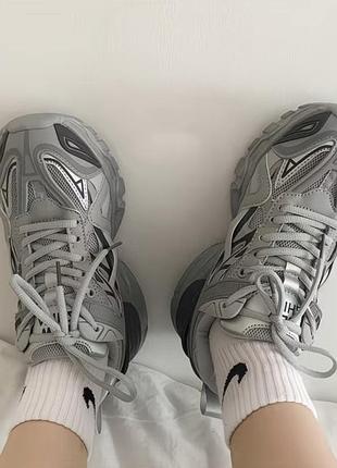 Масивні кросівки сірого кольору