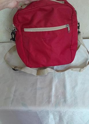 Сумка красная  для  поездки очень удобная
