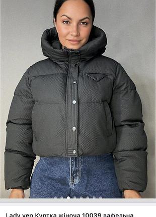 Жіноча  куртка  чорного кольору, розмір 42 .нова одягунута один раз колір чорний , тканина , не пропускає холоду, має капішон, резинку знизу ,