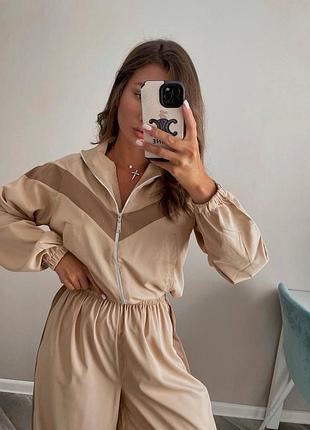 Жіночий бежевий спортивний костюм з плащівки