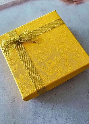 Подарочная коробочка, упаковка, коробка