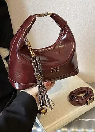 Тренд качественная женская сумка бургунди лакированная кросс-боди через плечо экокожа брелок в подарок