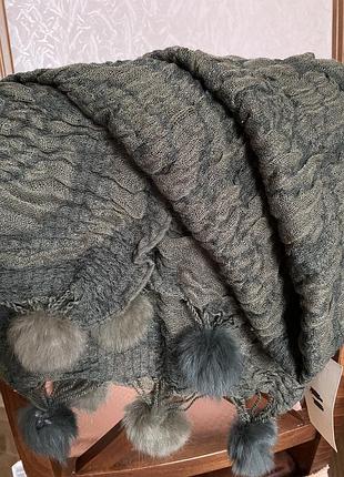 Шарф палантин з помпонами