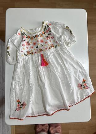 Сукня плаття з вишивкою
