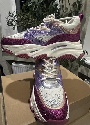 Кросівки жіночі