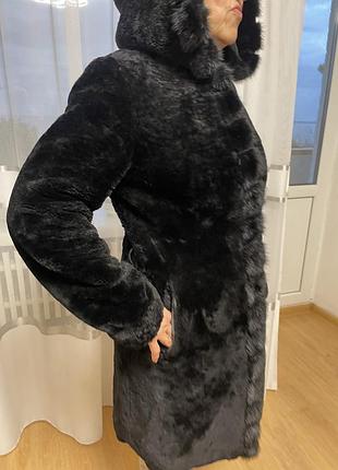 Шуба з натурального хутра, мутований з норкою, с капюшоном на худенькій дівчини у .