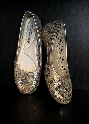 Балеткі гарненькі зі сріблястими паєтками).