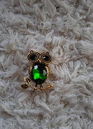 Брошка сова з зеленим касінцем