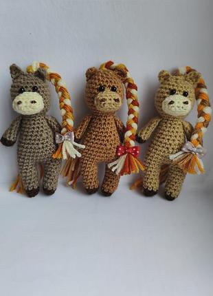 Вязаная игрушка лошадка, сувенир лошадь, символ 2026 года