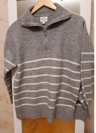 Серый вязаный свитер с белыми горизонтальными полосками. next.
