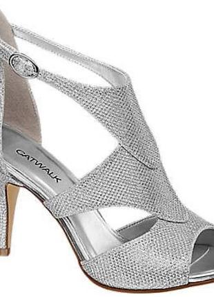 Срібні босоніжки на підборах з пʼятником блискучі catwalk