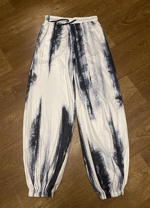 Продам стрейчеві джогери від shein з принтом тай-дай білого та синіх кольорів з кишенями та стягуючим на резинці поясом