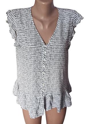 Красивая женская блузка с коротким рукавом.