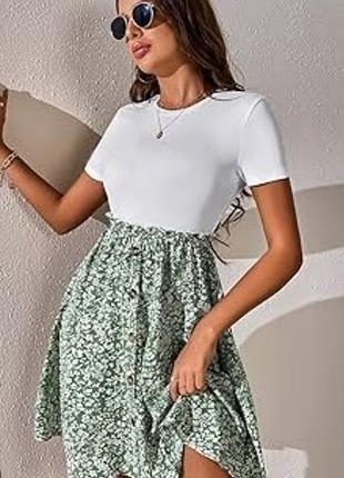 Короткое женское платье в рубчик