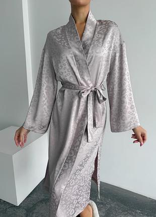 Легкий сатиновый халат свободного кроя с поясом и разрезами по бокам