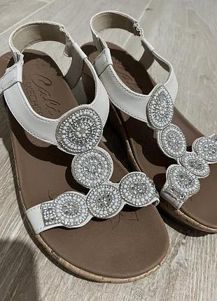 Жіночі босоніжки на танкетці