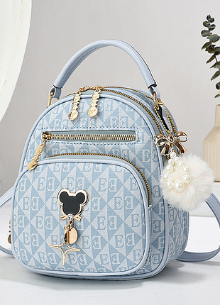 Женская небольшая сумка-рюкзачок для девушек меховым шариком голубой