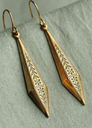 Длинные золотые серьги в украинском стиле с тиснением 💛