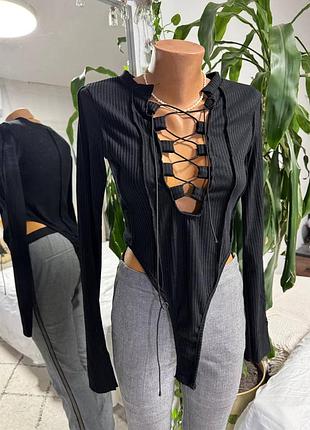 Эффектное боди в рубчик, с декольте на шнуровке