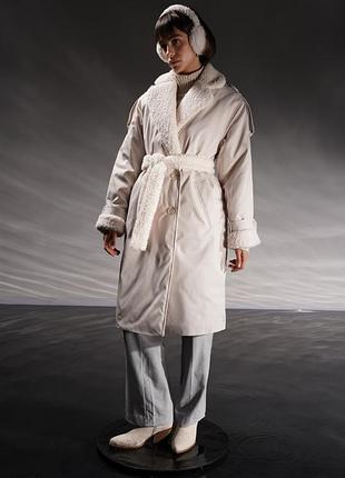 Молочное пальто парка с эко мехом под мериноса
