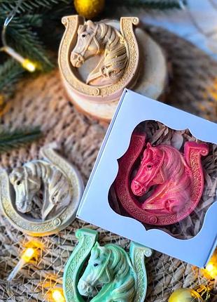 Мило кінь. кінь з підковою. символ 2026 року .
подарунки на новий рік