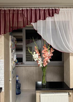 Бордовая асимметричная короткая тюль на кухню.  готовая кухонная тюль до подоконника