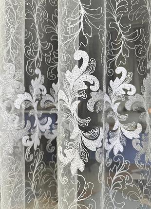 Красивая нежная тюль с серой и белой вышивкой в зал, спальню