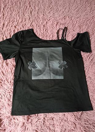 Черная футболка с вырезом на плече и принтом