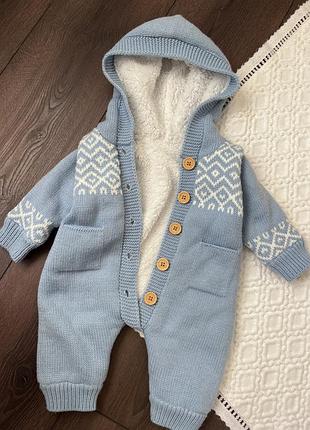 Теплий утеплений вʼязаний комбінезон чоловічок ромпер на ґудзиках з капюшоном для хлопчика 0-3 міс 62 см осінь зима штучна овчина