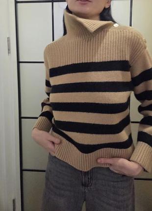 Вовняний светр у смужку  cos з високим горлом та гудзиками на плечі