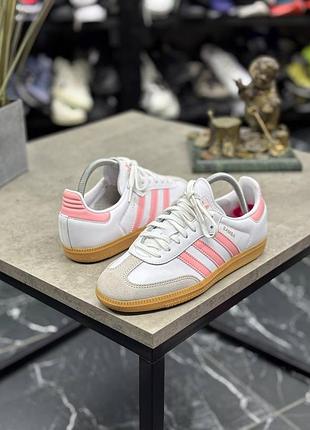 Кросівки adidas samba og white coral pink з білої шкіри з рожевими акцентами та замшевими вставками.