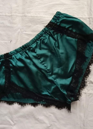 Зеленые женские шорты- трусики м из атласа с кружевом для сна