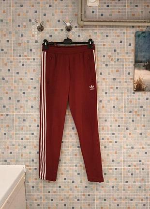 Спортивні штани adidas.