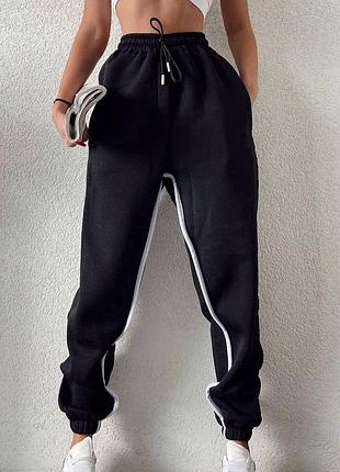 Теплі спортивні штани джогери на флісі чорні з кантом жіночі підліткові утеплені трьохнитка фліс 42-46