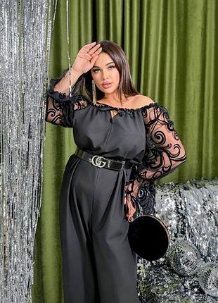 Праздничный брючный комбинезон открытые плечи манжеты рукава фонарь приталенный вечерний вензеля узор сетка