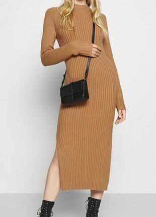 Бежевое платье в рубчик с разрезами hollister.