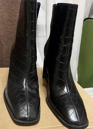 Чоботи черевики на підборах reserved чорна рептилія крокодил