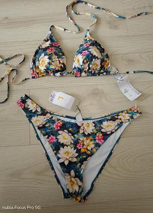 Яркий купальник на завязку