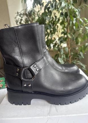 Черевики жіночі