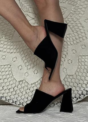 Шльопанці на підборах великого розміру, підбори трикутник, зі штучної замші, чорні з квадратним носом