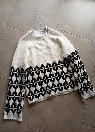 Стильный приятный свитер