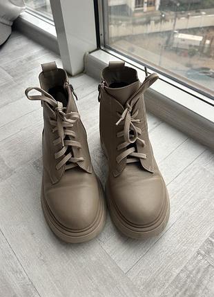 Ботінки  шкіряні осінь/весна, бежеві,одягнені два рази,розмір 39