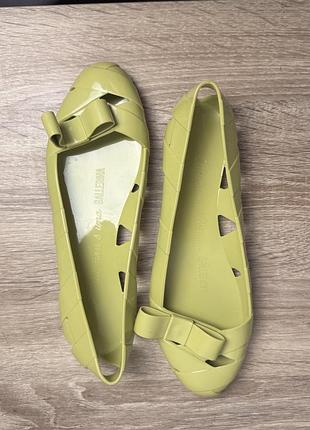 Резинові туфлі moschino салатового кольору пляжні