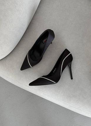 Праздничные атласные туфли на шпильке со стразами