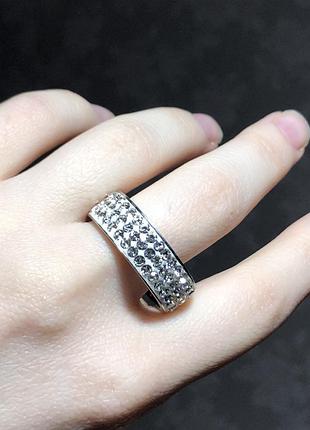Кольцо колечко перстень широкое массивное дорожка блестящее с маленькими камушками камнями бриллиантами стразами белое серебристое большого размера 22