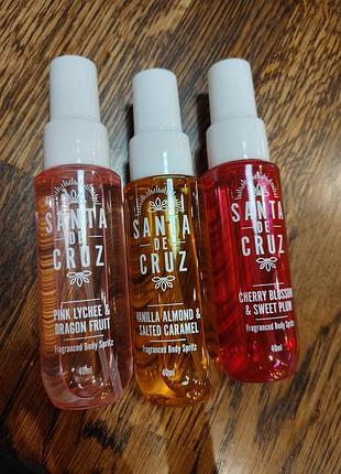 Три ароматизированных спрея для тела от бренда santa de cruz