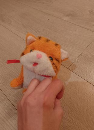 Котик ходе и может пищать 2